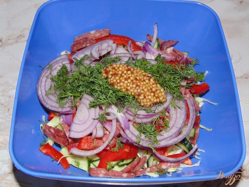 Фото приготовление рецепта: Овощной салат с копченой колбасой шаг №5