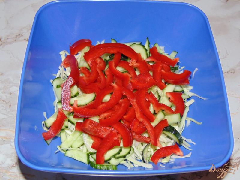 Фото приготовление рецепта: Овощной салат с копченой колбасой шаг №3