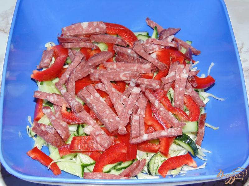 Фото приготовление рецепта: Овощной салат с копченой колбасой шаг №4