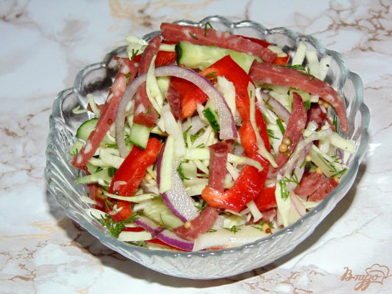 Фото приготовление рецепта: Овощной салат с копченой колбасой шаг №6