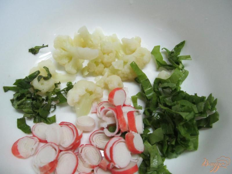 Фото приготовление рецепта: Салат с крабовыми палочками и цветной капустой шаг №1