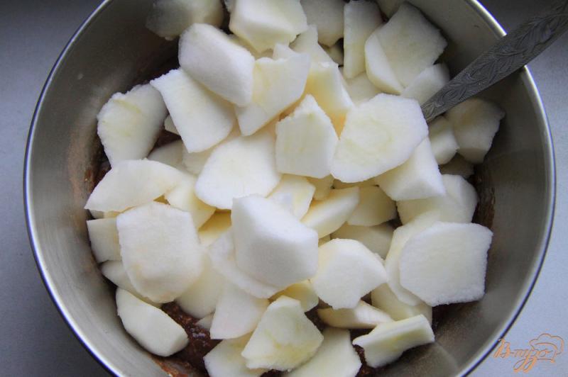Фото приготовление рецепта: Овсяный пирог с какао и яблоками шаг №6
