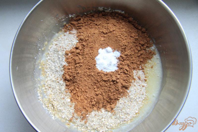 Фото приготовление рецепта: Овсяный пирог с какао и яблоками шаг №5