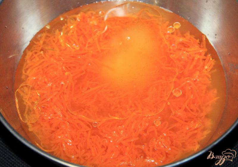 Фото приготовление рецепта: Морковные оладьи шаг №2