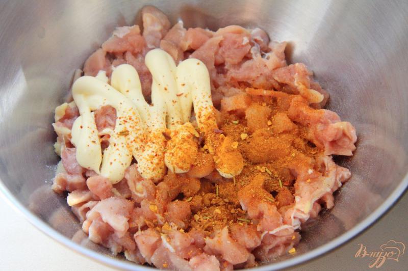 Фото приготовление рецепта: Запеченный перец, фаршированный кусочками курицы шаг №1
