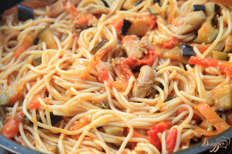 Фото приготовление рецепта: Спагетти с куриным филе и овощами шаг №8