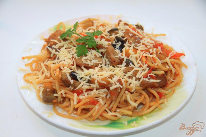 Фото приготовление рецепта: Спагетти с куриным филе и овощами шаг №9