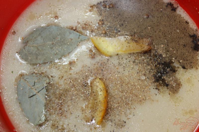 Фото приготовление рецепта: Салака в маринаде с острой горчицей и базиликом шаг №5