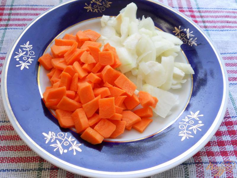 Фото приготовление рецепта: Суп картофельный с яйцом и сосисками шаг №2