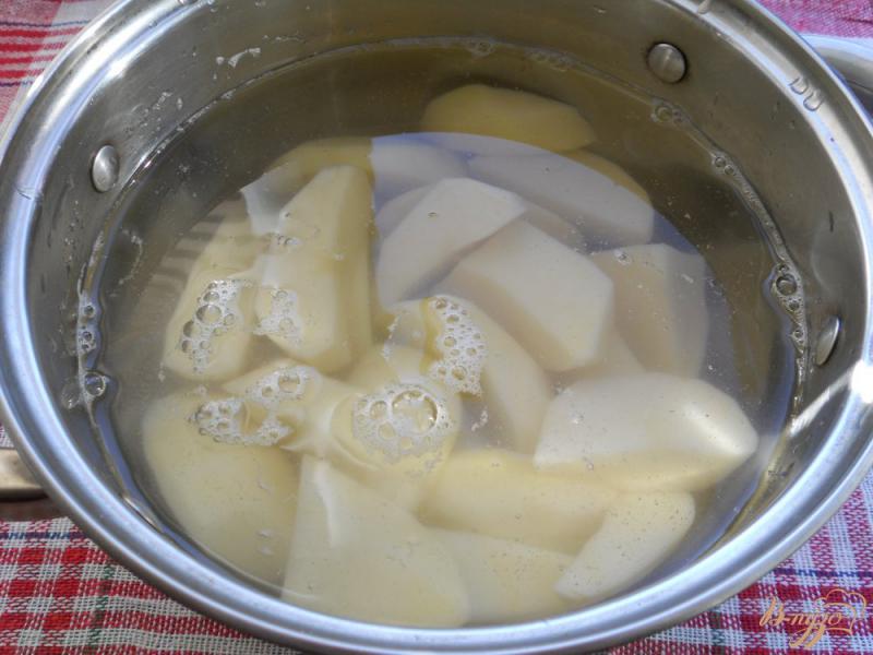 Фото приготовление рецепта: Суп картофельный с яйцом и сосисками шаг №1
