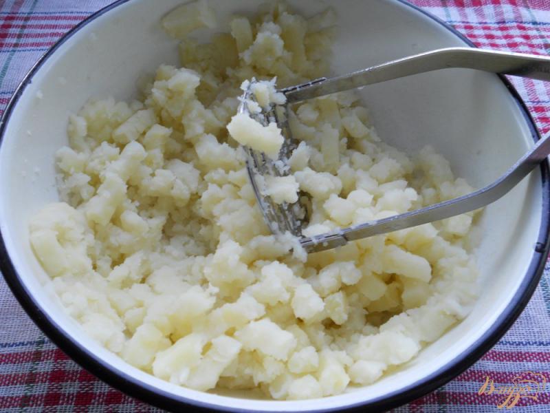 Фото приготовление рецепта: Суп картофельный с яйцом и сосисками шаг №4