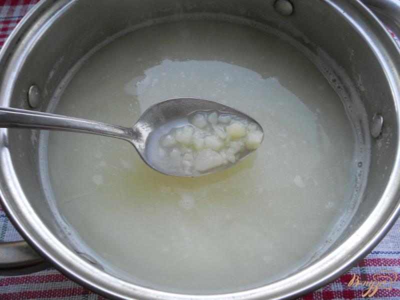Фото приготовление рецепта: Суп картофельный с яйцом и сосисками шаг №5