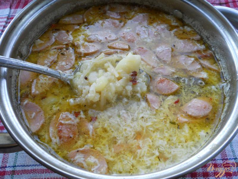 Фото приготовление рецепта: Суп картофельный с яйцом и сосисками шаг №9