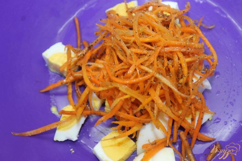 Фото приготовление рецепта: Салат из овощей с корейской морковью и яйцом шаг №2
