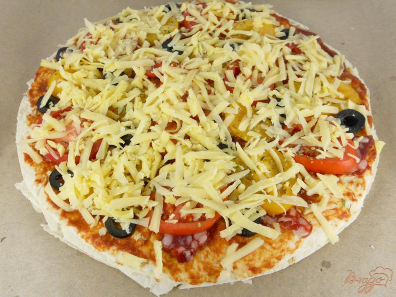 Фото приготовление рецепта: Пицца из лаваша с сыровяленой колбасой шаг №6