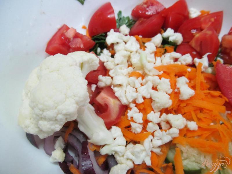 Фото приготовление рецепта: Овощной салат с цветной капустой шаг №3