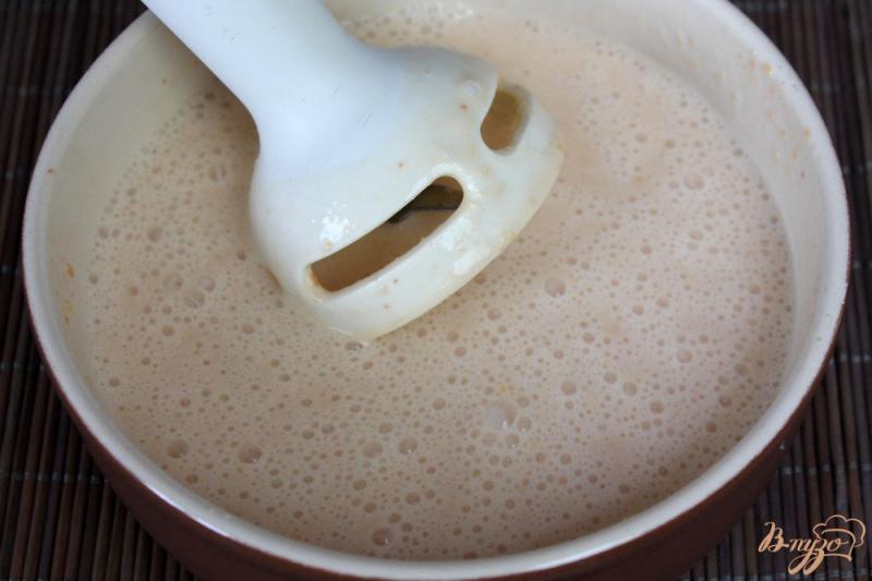 Фото приготовление рецепта: Коктейль молочно-медовый со сливой и персиком шаг №4