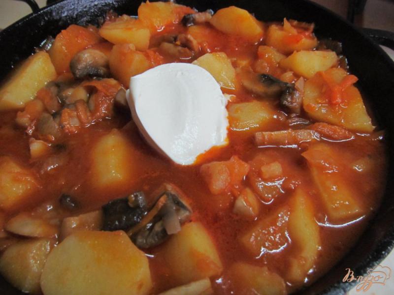 Фото приготовление рецепта: Грибы с картофелем в томатном соусе шаг №6