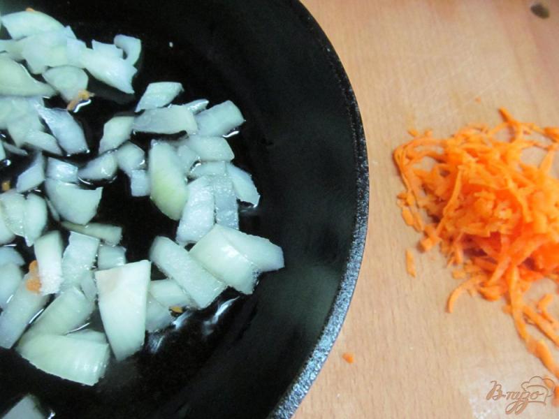 Фото приготовление рецепта: Грибы с картофелем в томатном соусе шаг №2