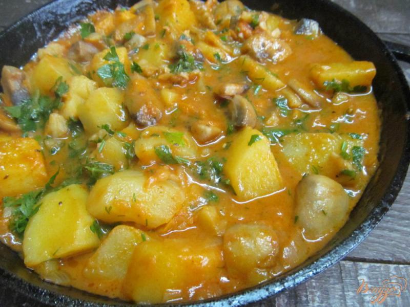 Фото приготовление рецепта: Грибы с картофелем в томатном соусе шаг №7