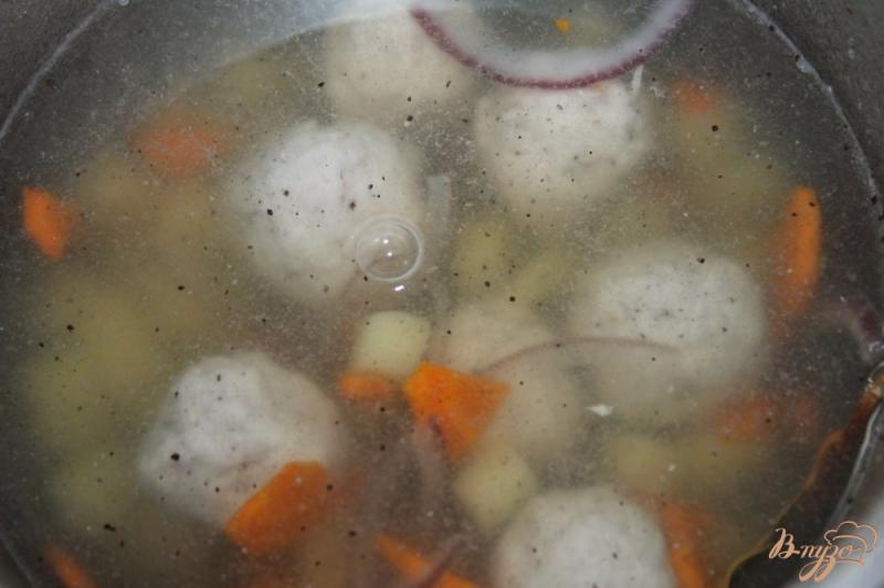 Фото приготовление рецепта: Суп с фрикадельками из толстолобика шаг №6