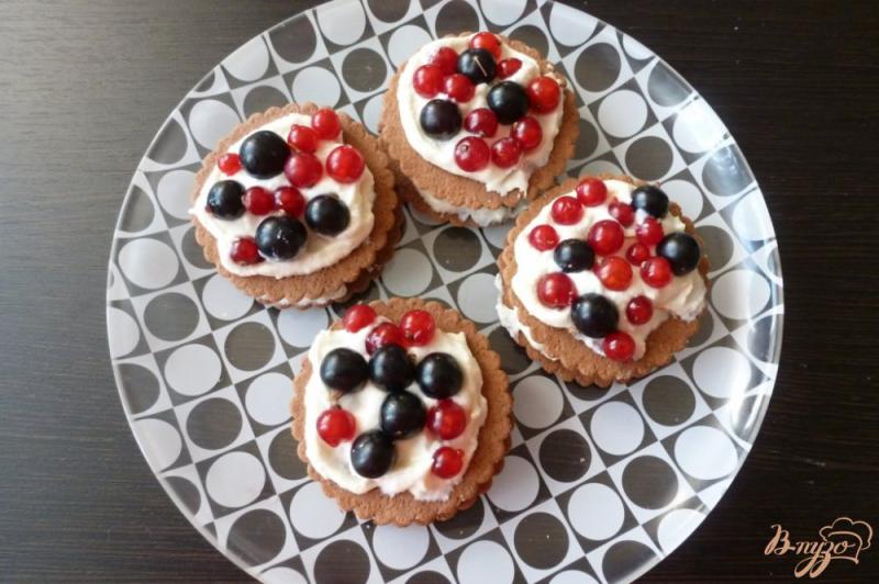 Фото приготовление рецепта: Мильфей из печенья с ягодами и творожным кремом шаг №3