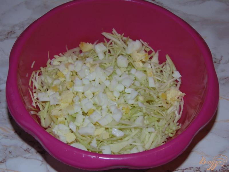 Фото приготовление рецепта: Капустный салат с яйцом и колбасой шаг №2
