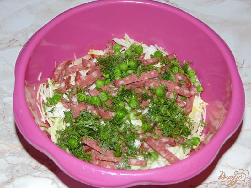 Фото приготовление рецепта: Капустный салат с яйцом и колбасой шаг №4