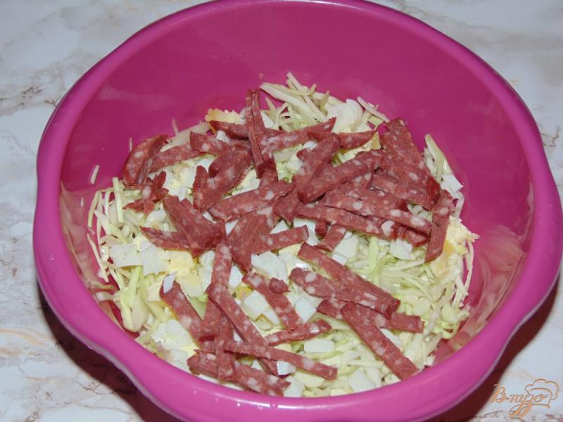 Фото приготовление рецепта: Капустный салат с яйцом и колбасой шаг №3