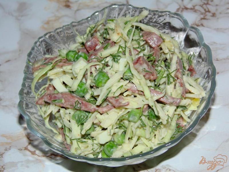 Фото приготовление рецепта: Капустный салат с яйцом и колбасой шаг №5