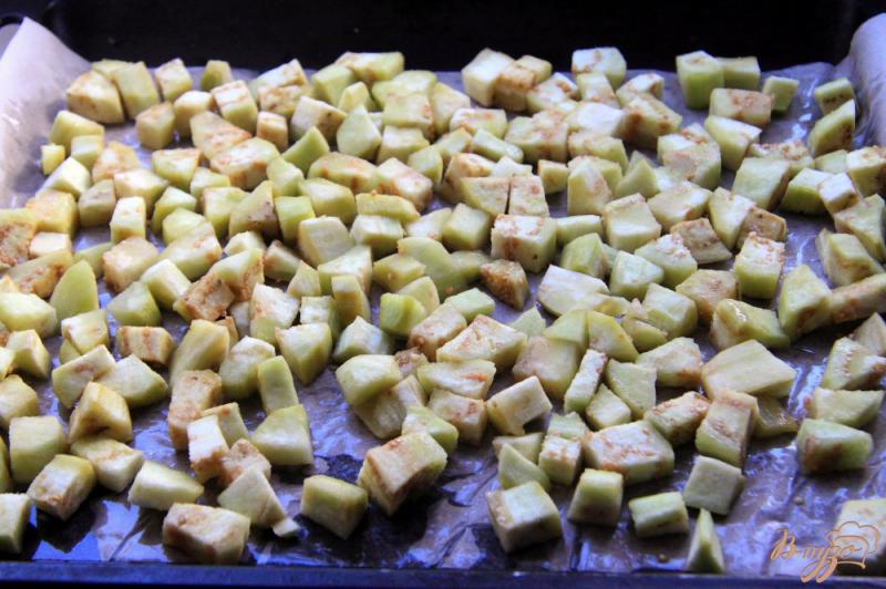 Фото приготовление рецепта: Салат с баклажанами, сыром и яйцами шаг №1