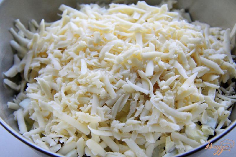 Фото приготовление рецепта: Салат с баклажанами, сыром и яйцами шаг №6
