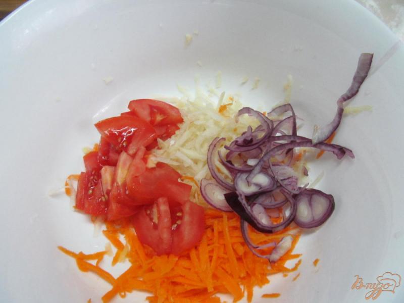 Фото приготовление рецепта: Салат из помидора моркови и кольраби шаг №2