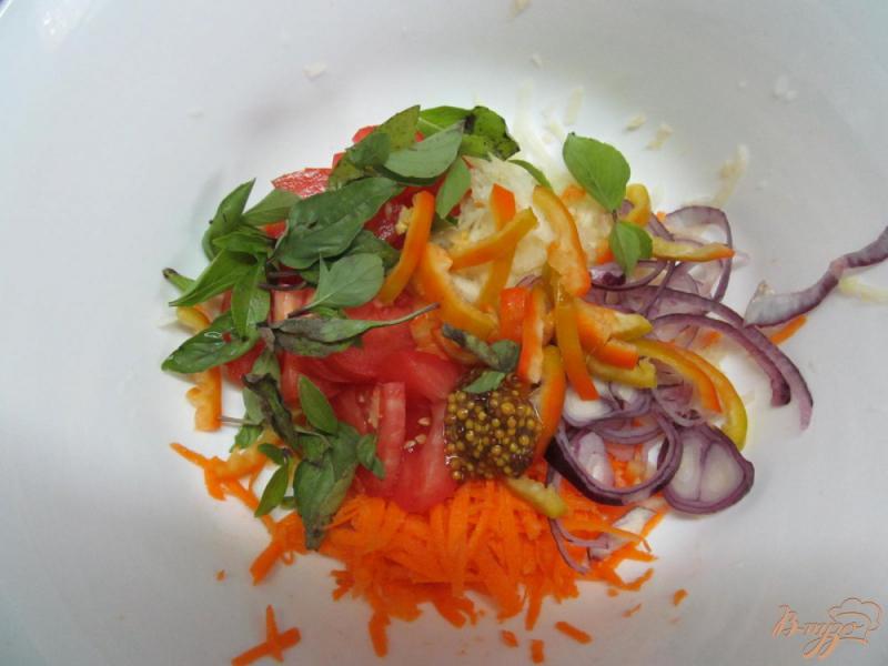 Фото приготовление рецепта: Салат из помидора моркови и кольраби шаг №3