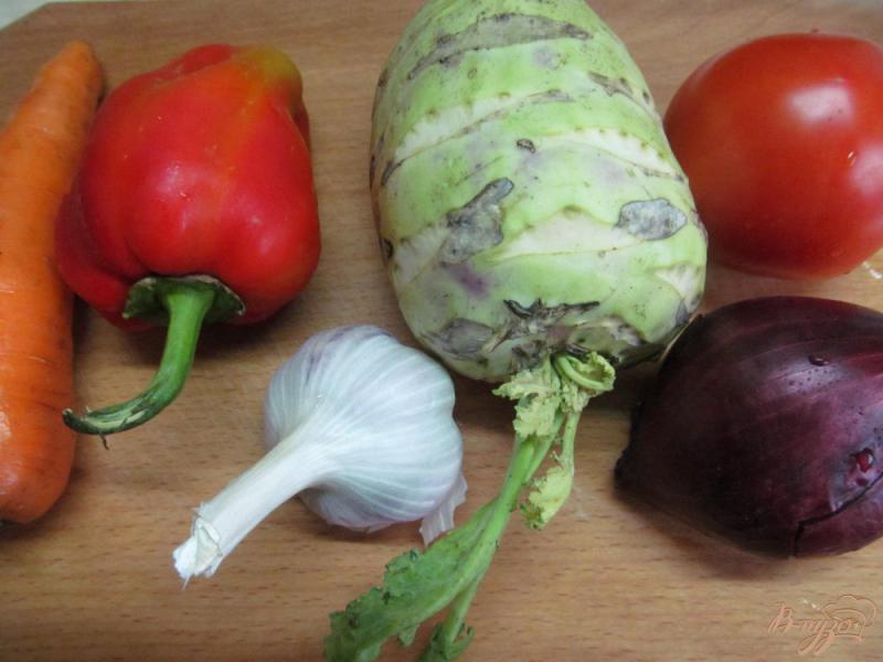 Фото приготовление рецепта: Салат из помидора моркови и кольраби шаг №1