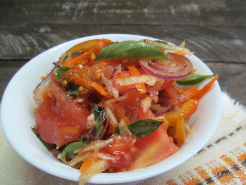 Фото приготовление рецепта: Салат из помидора моркови и кольраби шаг №5
