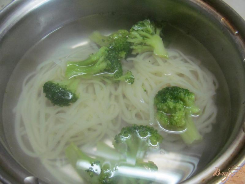 Фото приготовление рецепта: Спагетти с брокколи под соусом шаг №1