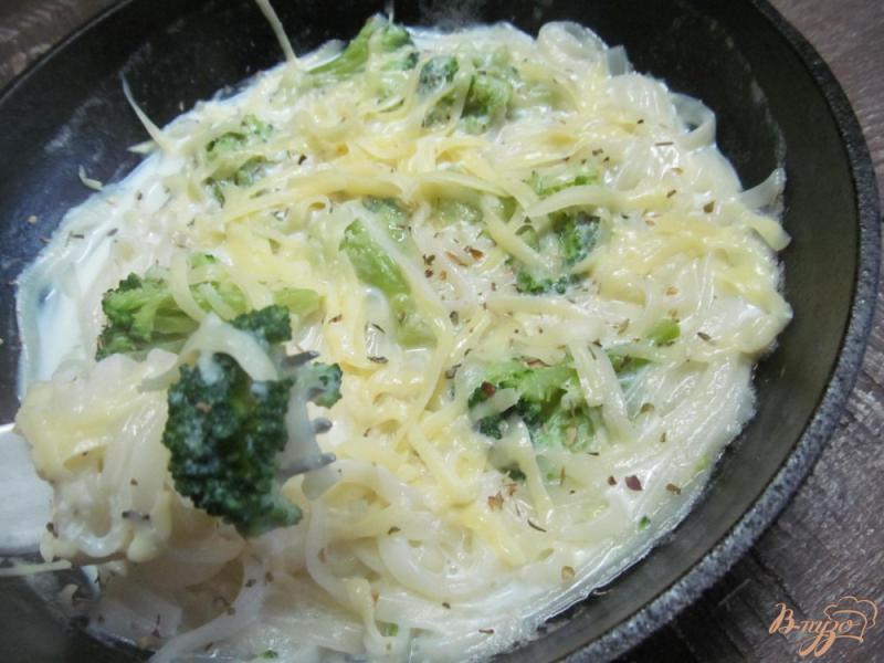 Фото приготовление рецепта: Спагетти с брокколи под соусом шаг №5