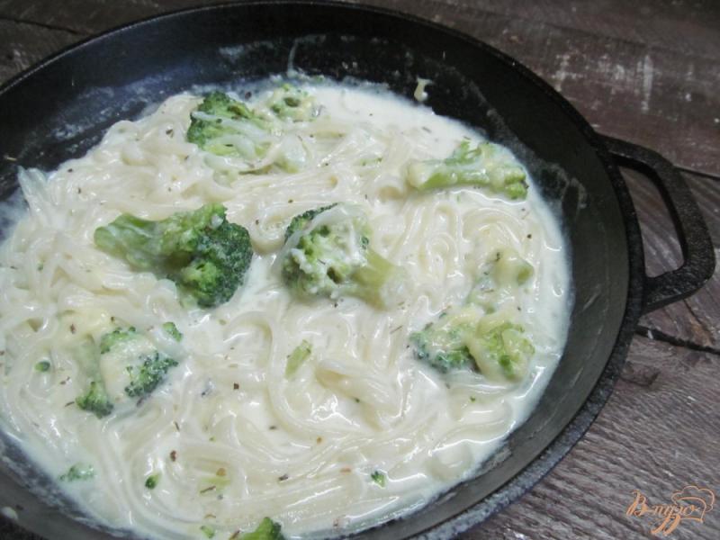 Фото приготовление рецепта: Спагетти с брокколи под соусом шаг №3