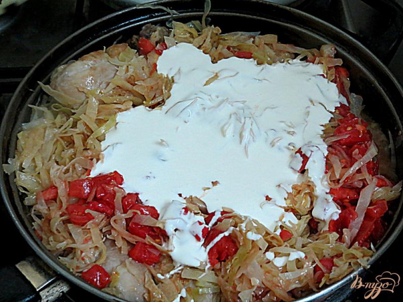 Фото приготовление рецепта: Капуста тушёная с куриными голенями и помидорами шаг №6