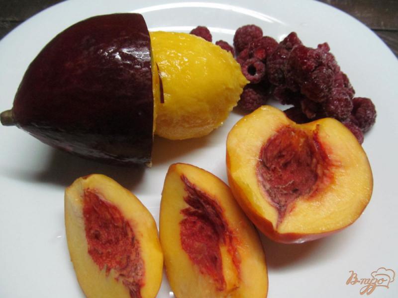 Фото приготовление рецепта: Смузи из манго с малиной и персиком шаг №1