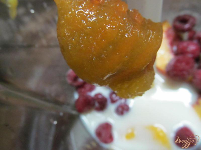 Фото приготовление рецепта: Смузи из манго с малиной и персиком шаг №2