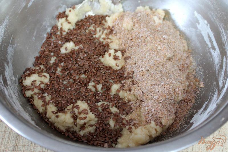 Фото приготовление рецепта: Печенье с отрубями и семенами льна шаг №4