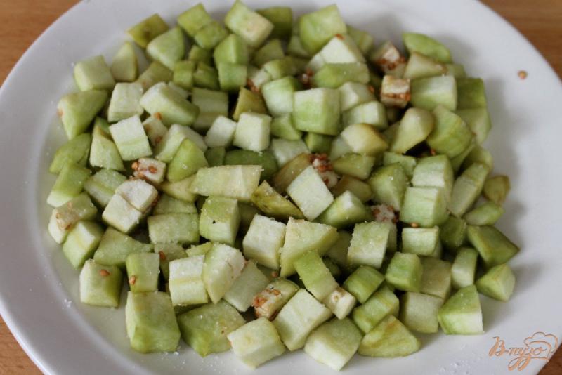 Фото приготовление рецепта: Теплый салат из баклажан с помидорами черри и брынзой шаг №1
