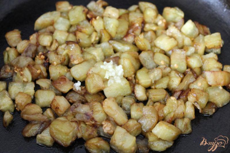 Фото приготовление рецепта: Теплый салат из баклажан с помидорами черри и брынзой шаг №2