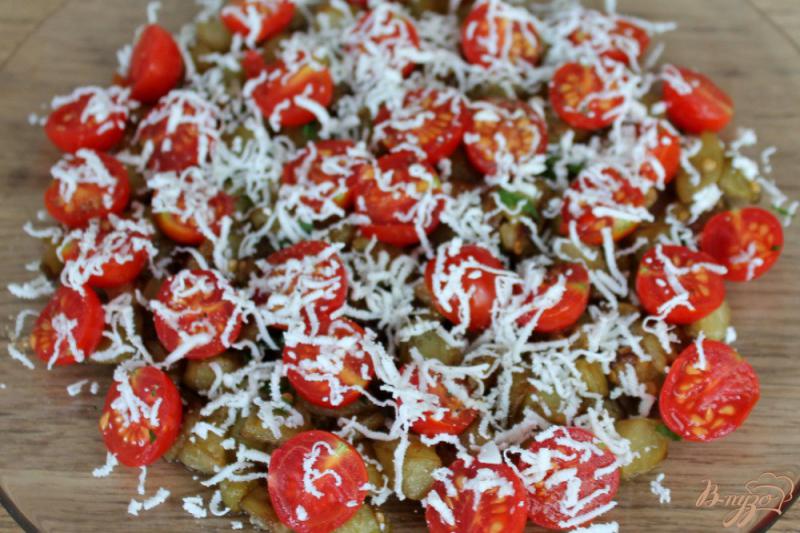 Фото приготовление рецепта: Теплый салат из баклажан с помидорами черри и брынзой шаг №5