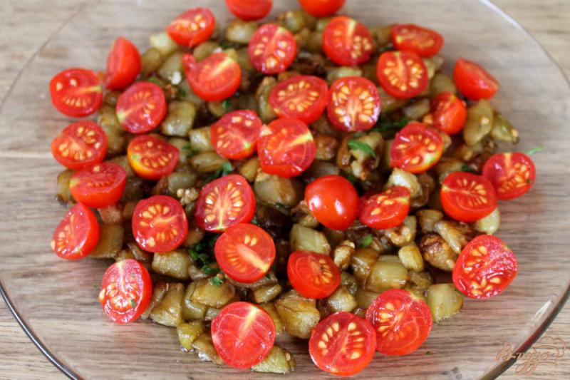 Фото приготовление рецепта: Теплый салат из баклажан с помидорами черри и брынзой шаг №4
