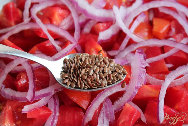 Фото приготовление рецепта: Салат из помидор с красным луком, брынзой и семенами льна шаг №3