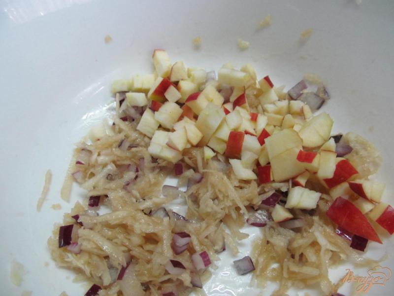 Фото приготовление рецепта: Винегрет с капустой кольраби и яблоком шаг №5