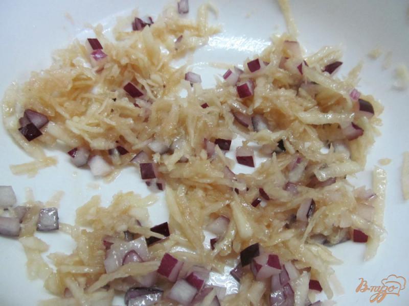 Фото приготовление рецепта: Винегрет с капустой кольраби и яблоком шаг №4